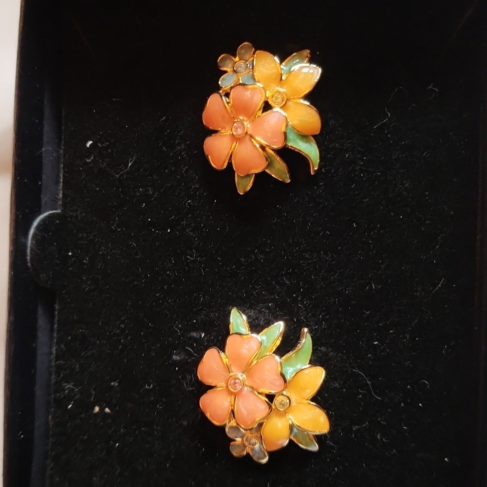 LOVELY JOAN RIVERS ENAMELED FLOWER POST EARRINGS